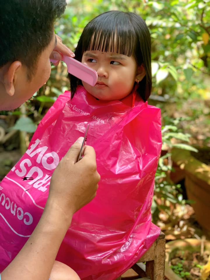 Hình ảnh bố cắt tóc cho con chuẩn bị ăn Tết: Người cười xỉu” vì quá dễ thương, kẻ xem xong sụt sùi vì nhớ mình của ngày còn nhỏ!-3