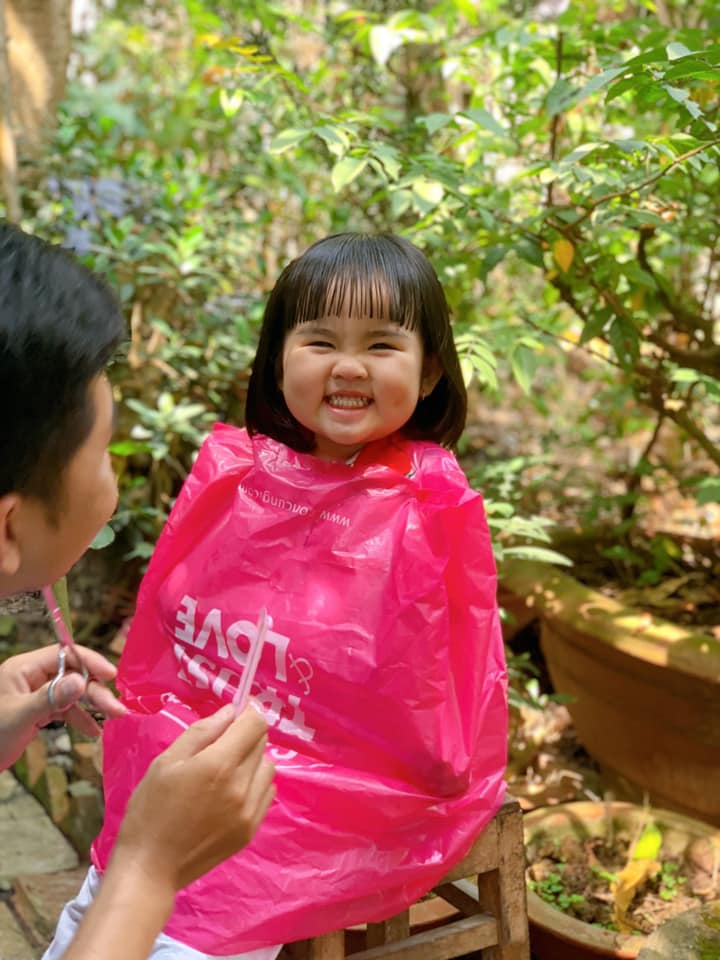 Hình ảnh bố cắt tóc cho con chuẩn bị ăn Tết: Người cười xỉu” vì quá dễ thương, kẻ xem xong sụt sùi vì nhớ mình của ngày còn nhỏ!-5