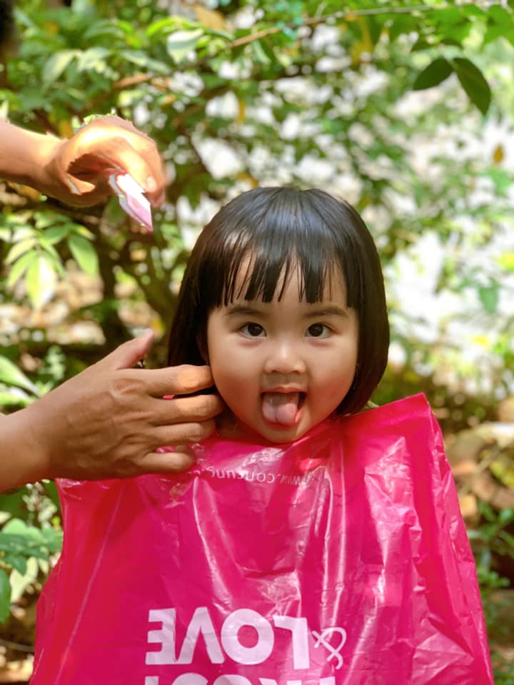 Hình ảnh bố cắt tóc cho con chuẩn bị ăn Tết: Người cười xỉu” vì quá dễ thương, kẻ xem xong sụt sùi vì nhớ mình của ngày còn nhỏ!-6