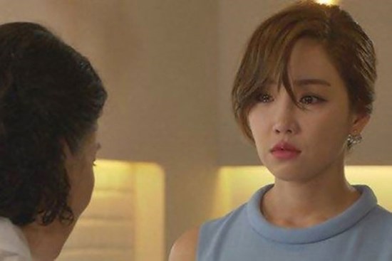 Tôi choáng váng khi thấy chị gái đi làm về với bàn chân trần, tóc tai bù xù còn anh rể vác bộ mặt đáng sợ theo sau