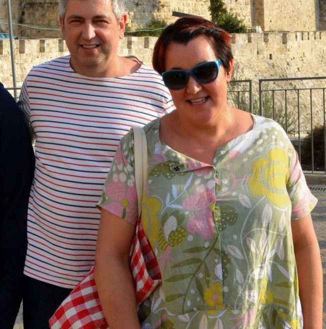 Thấy con gái nuôi 5 tuổi sợ hãi khi nhìn vào tủ quần áo và thích nhốt chó trong hộp, người phụ nữ tìm hiểu rồi chết lặng với kết quả-1