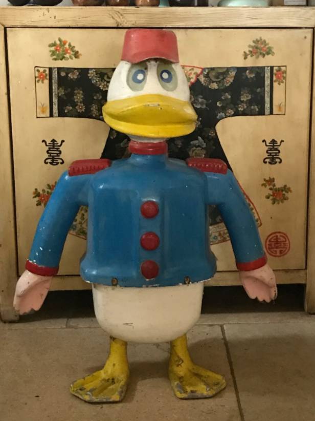 Thấy con gái nuôi 5 tuổi sợ hãi khi nhìn vào tủ quần áo và thích nhốt chó trong hộp, người phụ nữ tìm hiểu rồi chết lặng với kết quả-4