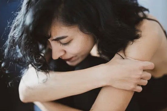 Đi làm về bị dính mưa, tôi chạy vội vào nhà tắm để thay quần áo thì thấy cảnh tượng giật mình chỉ muốn ly hôn tắp lự