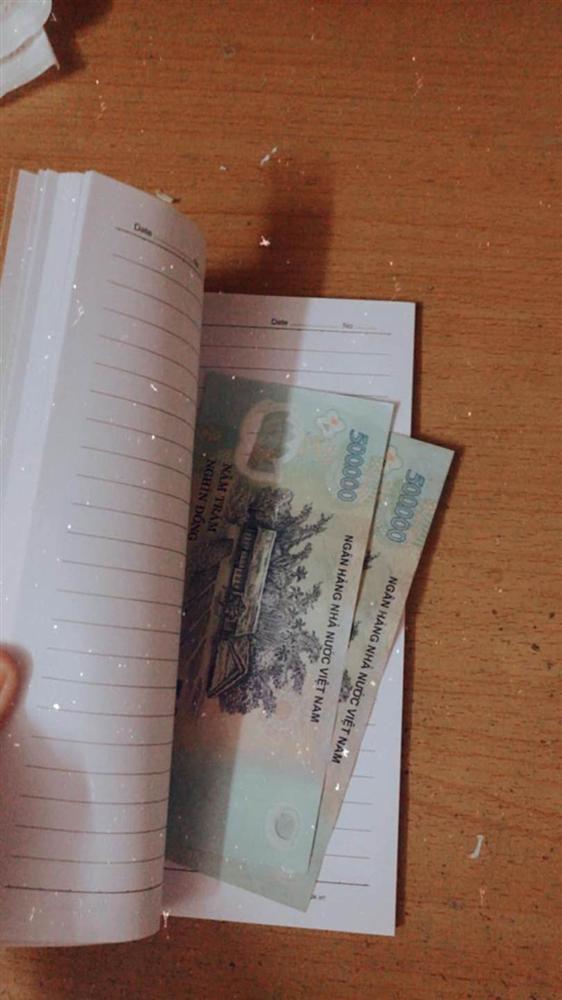 Cô gái lặng người khi tìm thấy xấp tiền mẹ để trong cuốn sách trước khi mất vì ung thư và quyết định dùng nó vào việc khiến ai cũng xúc động-2