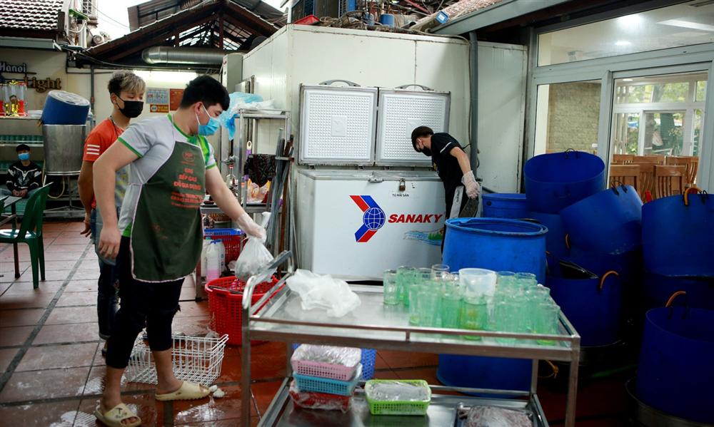 Không một bóng khách, nhà hàng, quán nhậu ở Hà Nội đồng loạt đóng cửa-6