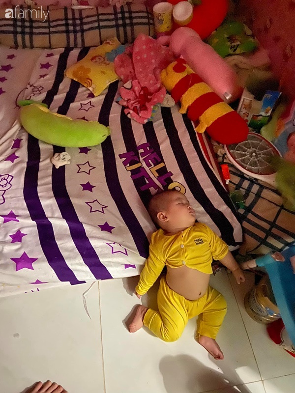 Tối đặt con ngủ ngay ngắn trên gối, nửa đêm tỉnh giấc mẹ không thấy con đâu rồi ôm bụng cười lăn khi thấy cảnh tượng này-3