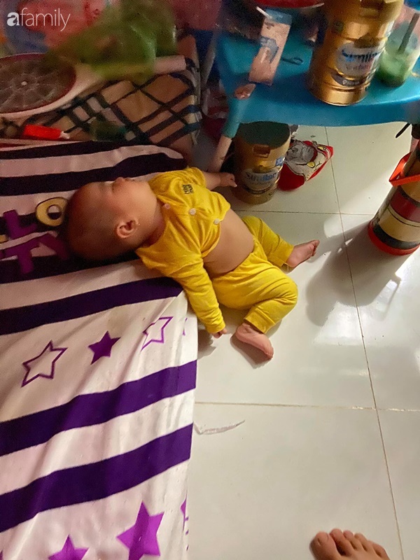 Tối đặt con ngủ ngay ngắn trên gối, nửa đêm tỉnh giấc mẹ không thấy con đâu rồi ôm bụng cười lăn khi thấy cảnh tượng này-4