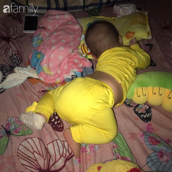 Tối đặt con ngủ ngay ngắn trên gối, nửa đêm tỉnh giấc mẹ không thấy con đâu rồi ôm bụng cười lăn khi thấy cảnh tượng này-8
