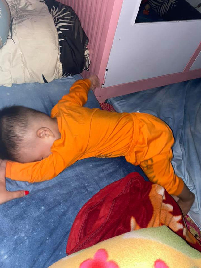 Tối đặt con ngủ ngay ngắn trên gối, nửa đêm tỉnh giấc mẹ không thấy con đâu rồi ôm bụng cười lăn khi thấy cảnh tượng này-10