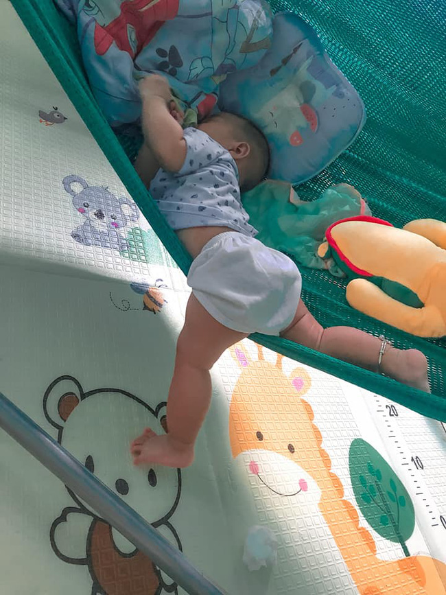 Tối đặt con ngủ ngay ngắn trên gối, nửa đêm tỉnh giấc mẹ không thấy con đâu rồi ôm bụng cười lăn khi thấy cảnh tượng này-12