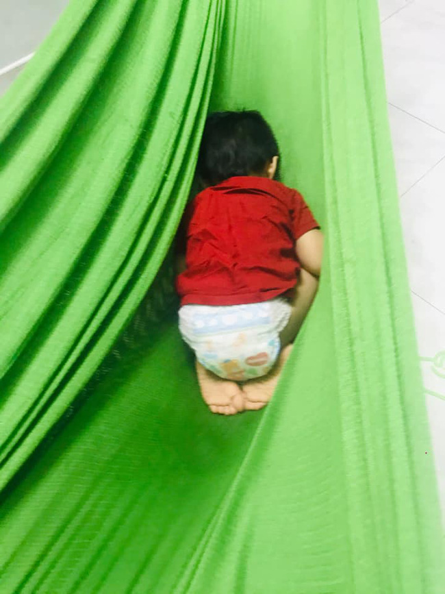 Tối đặt con ngủ ngay ngắn trên gối, nửa đêm tỉnh giấc mẹ không thấy con đâu rồi ôm bụng cười lăn khi thấy cảnh tượng này-13