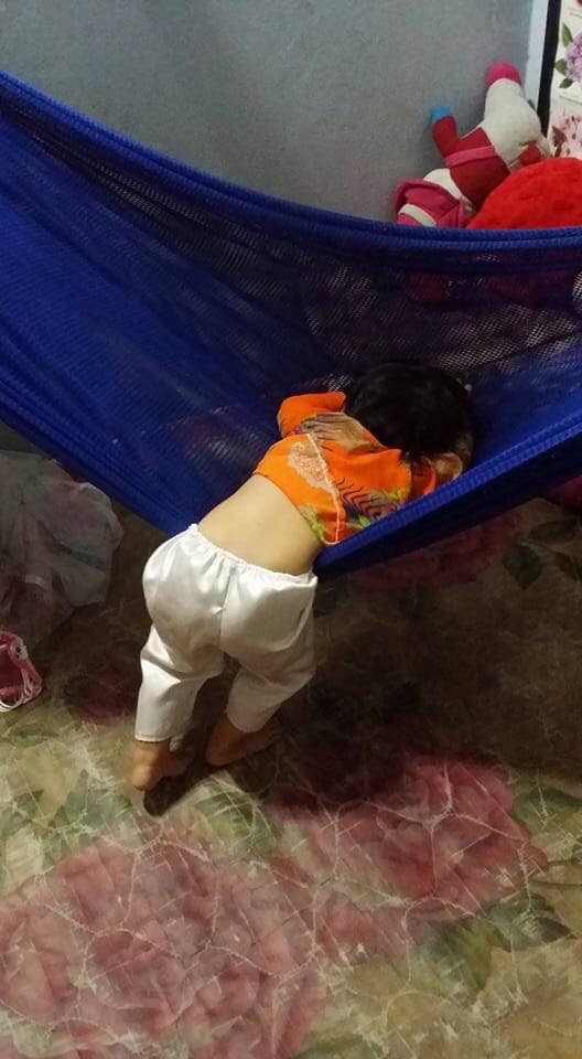 Tối đặt con ngủ ngay ngắn trên gối, nửa đêm tỉnh giấc mẹ không thấy con đâu rồi ôm bụng cười lăn khi thấy cảnh tượng này-14