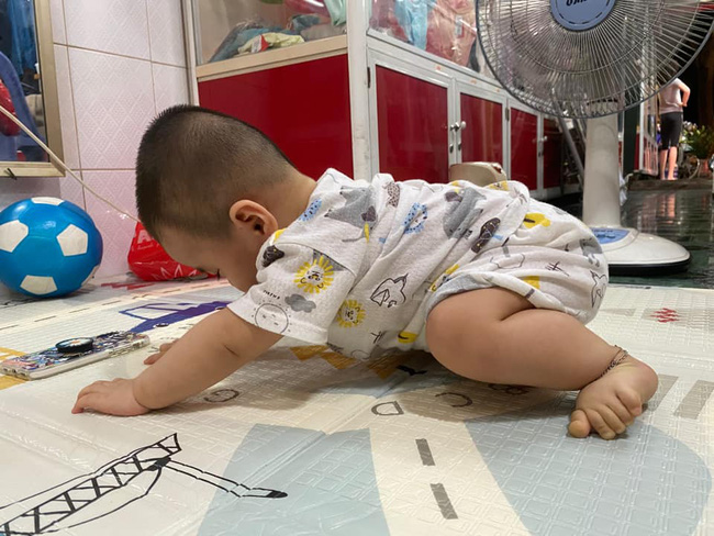 Tối đặt con ngủ ngay ngắn trên gối, nửa đêm tỉnh giấc mẹ không thấy con đâu rồi ôm bụng cười lăn khi thấy cảnh tượng này-16