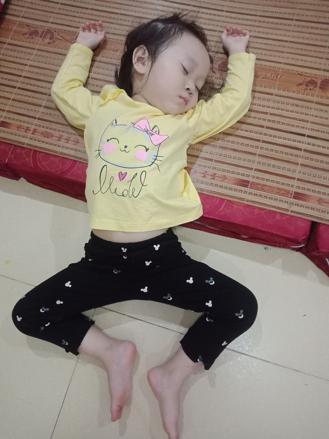 Tối đặt con ngủ ngay ngắn trên gối, nửa đêm tỉnh giấc mẹ không thấy con đâu rồi ôm bụng cười lăn khi thấy cảnh tượng này-18