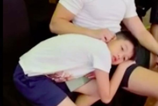 Hình ảnh đáng yêu của Subeo: Nhìn mẹ Hà không chớp mắt, gối đầu lên chân bố Kim Lý