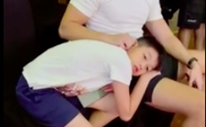 Hình ảnh đáng yêu của Subeo: Nhìn mẹ Hà không chớp mắt, gối đầu lên chân bố Kim Lý-1