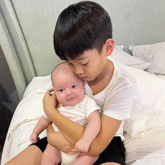 Hình ảnh đáng yêu của Subeo: Nhìn mẹ Hà không chớp mắt, gối đầu lên chân bố Kim Lý-2