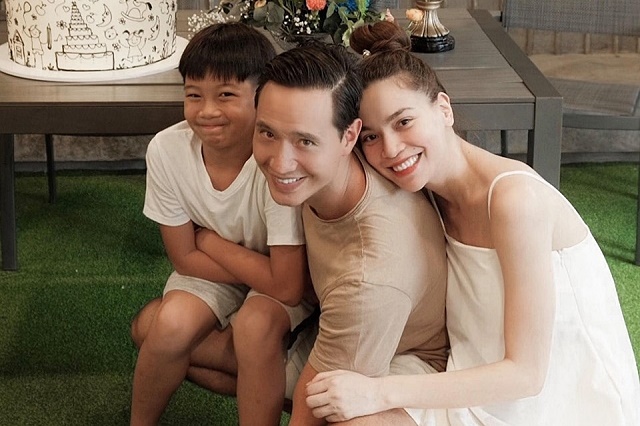 Hình ảnh đáng yêu của Subeo: Nhìn mẹ Hà không chớp mắt, gối đầu lên chân bố Kim Lý-3