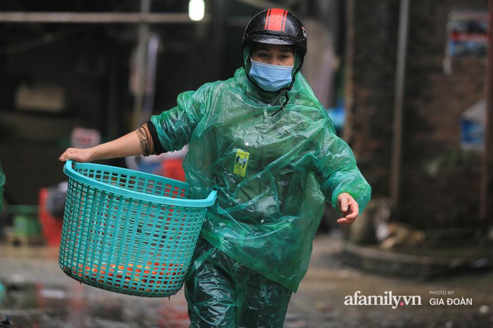 Chợ cá lớn nhất Hà Nội nhộn nhịp trước lễ ông Công ông Táo, dân buôn bở hơi tai vác cả tấn cá mỗi ngày nhưng không rời chiếc khẩu trang-2