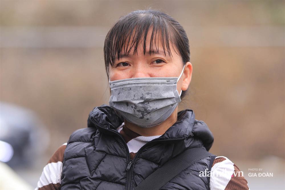 Chợ cá lớn nhất Hà Nội nhộn nhịp trước lễ ông Công ông Táo, dân buôn bở hơi tai vác cả tấn cá mỗi ngày nhưng không rời chiếc khẩu trang-6