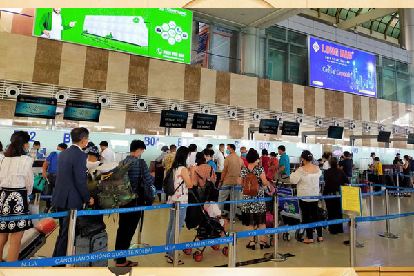 Chùm ảnh: Nhiều người trẻ đổ xô trả vé Tết khi hay tin Gia Lai có ca mắc Covid-19 cộng đồng-16