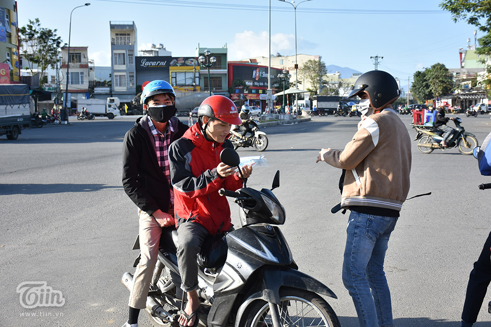 Chùm ảnh: Nhiều người trẻ đổ xô trả vé Tết khi hay tin Gia Lai có ca mắc Covid-19 cộng đồng-1