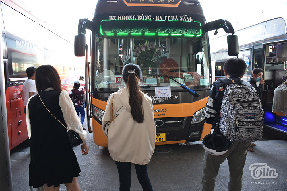 Chùm ảnh: Nhiều người trẻ đổ xô trả vé Tết khi hay tin Gia Lai có ca mắc Covid-19 cộng đồng-12