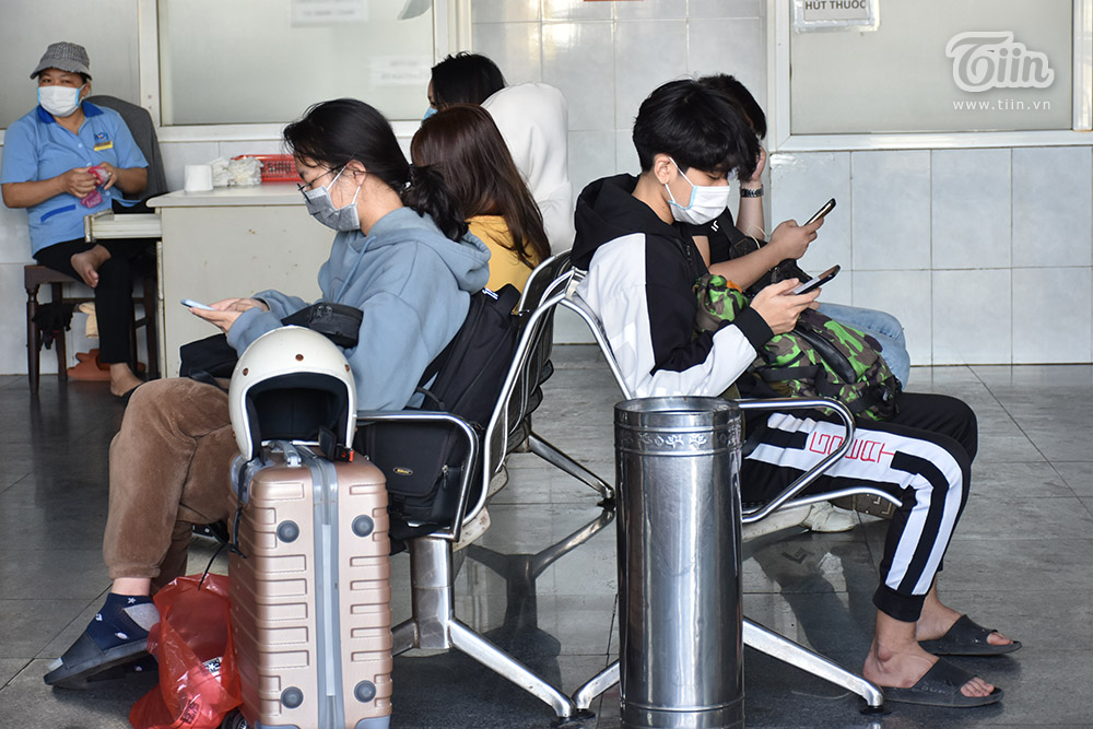 Chùm ảnh: Nhiều người trẻ đổ xô trả vé Tết khi hay tin Gia Lai có ca mắc Covid-19 cộng đồng-14