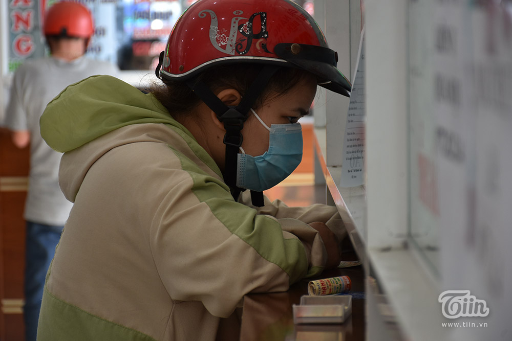 Chùm ảnh: Nhiều người trẻ đổ xô trả vé Tết khi hay tin Gia Lai có ca mắc Covid-19 cộng đồng-6