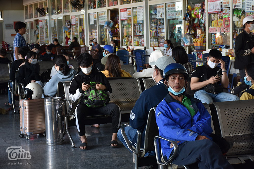 Chùm ảnh: Nhiều người trẻ đổ xô trả vé Tết khi hay tin Gia Lai có ca mắc Covid-19 cộng đồng-8