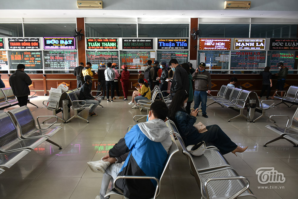 Chùm ảnh: Nhiều người trẻ đổ xô trả vé Tết khi hay tin Gia Lai có ca mắc Covid-19 cộng đồng-7