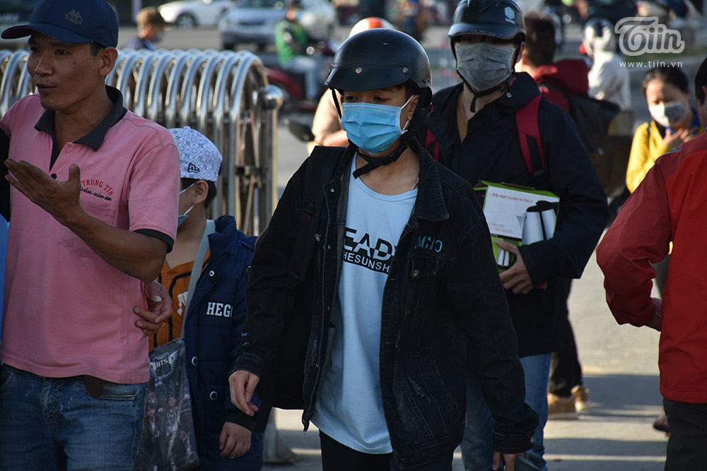 Chùm ảnh: Nhiều người trẻ đổ xô trả vé Tết khi hay tin Gia Lai có ca mắc Covid-19 cộng đồng-15