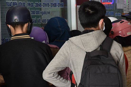 Chùm ảnh: Nhiều người trẻ đổ xô trả vé Tết khi hay tin Gia Lai có ca mắc Covid-19 cộng đồng