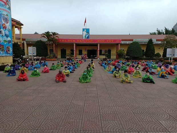 Nhìn hình ảnh các em nhỏ Hải Dương mặc áo mưa, đeo khẩu trang kín mít phòng dịch Covid-19 mà thương!-2