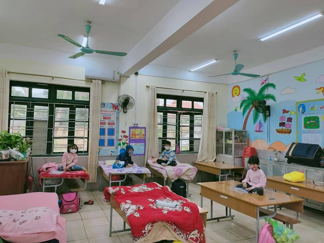 Nhìn hình ảnh các em nhỏ Hải Dương mặc áo mưa, đeo khẩu trang kín mít phòng dịch Covid-19 mà thương!-5