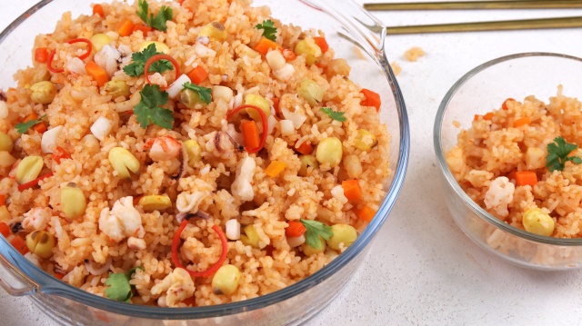 Muốn ăn ngon nhưng ngại dọn, chị em thử món cơm sau đây: Cho hết nguyên liệu vào nồi, bấm nút là xong!-1