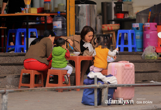 Tết của siêu nhân mẹ: 3 đầu 6 tay vừa dạy con học vừa lo đi làm và ác mộng ô sin sợ dịch tháo chạy về quê!-1