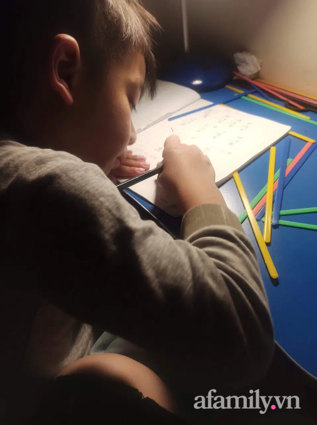 Tết của siêu nhân mẹ: 3 đầu 6 tay vừa dạy con học vừa lo đi làm và ác mộng ô sin sợ dịch tháo chạy về quê!-6