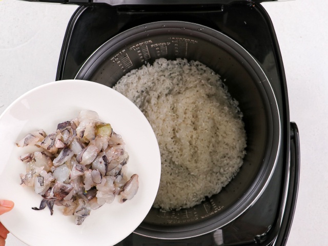 Muốn ăn ngon nhưng ngại dọn, chị em thử món cơm sau đây: Cho hết nguyên liệu vào nồi, bấm nút là xong!-5