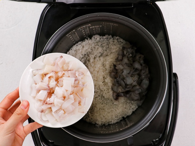 Muốn ăn ngon nhưng ngại dọn, chị em thử món cơm sau đây: Cho hết nguyên liệu vào nồi, bấm nút là xong!-6
