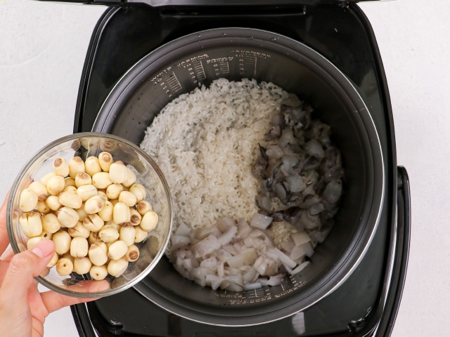 Muốn ăn ngon nhưng ngại dọn, chị em thử món cơm sau đây: Cho hết nguyên liệu vào nồi, bấm nút là xong!-7