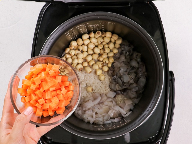 Muốn ăn ngon nhưng ngại dọn, chị em thử món cơm sau đây: Cho hết nguyên liệu vào nồi, bấm nút là xong!-8