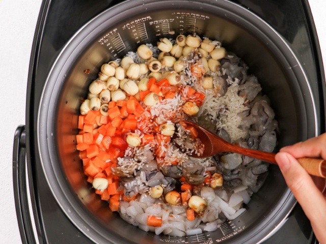 Muốn ăn ngon nhưng ngại dọn, chị em thử món cơm sau đây: Cho hết nguyên liệu vào nồi, bấm nút là xong!-9