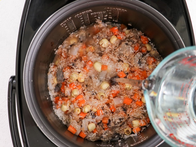 Muốn ăn ngon nhưng ngại dọn, chị em thử món cơm sau đây: Cho hết nguyên liệu vào nồi, bấm nút là xong!-10