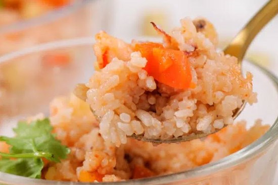 Muốn ăn ngon nhưng ngại dọn, chị em thử món cơm sau đây: Cho hết nguyên liệu vào nồi, bấm nút là xong!