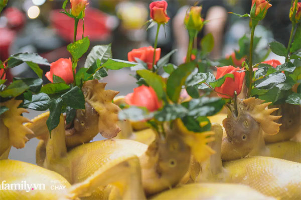 Đến hẹn lại lên, chị em lại mở đại hội tự khoe gà cúng giao thừa thảm họa, mở màn bằng chú gà ngã chổng vó trong nồi luộc nhìn đến tội-13