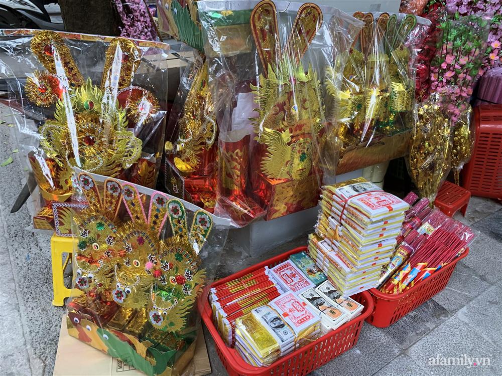 Thị trường đồ lễ ông Công ông Táo sôi động, đồ cúng hàng mã giữ nguyên giá nhưng thực phẩm, hoa quả tăng giá 30%-1
