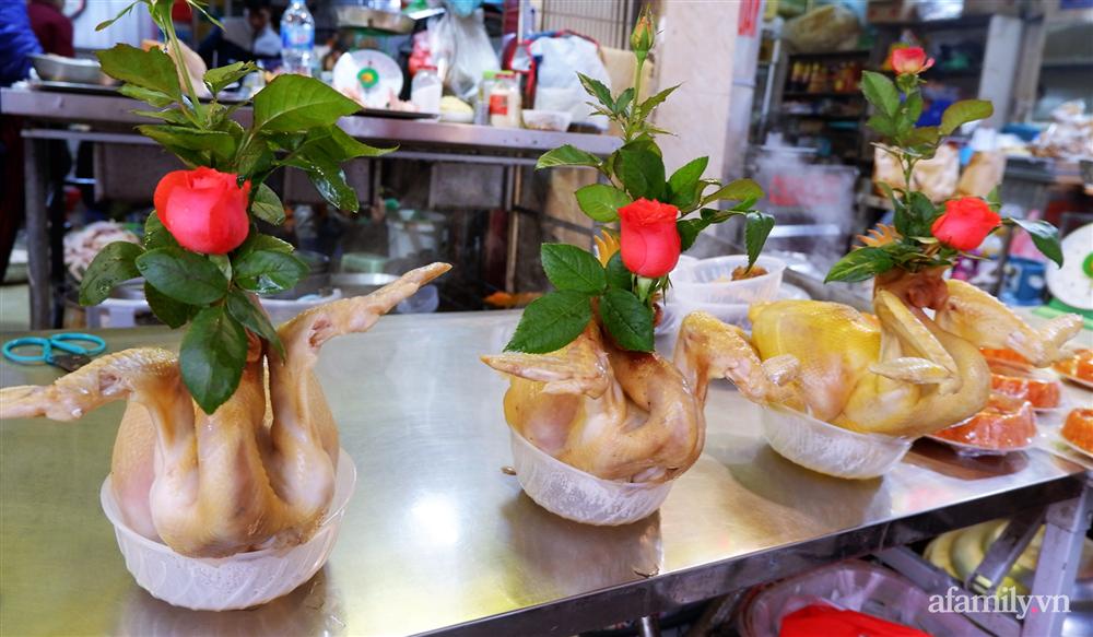 Thị trường đồ lễ ông Công ông Táo sôi động, đồ cúng hàng mã giữ nguyên giá nhưng thực phẩm, hoa quả tăng giá 30%-10