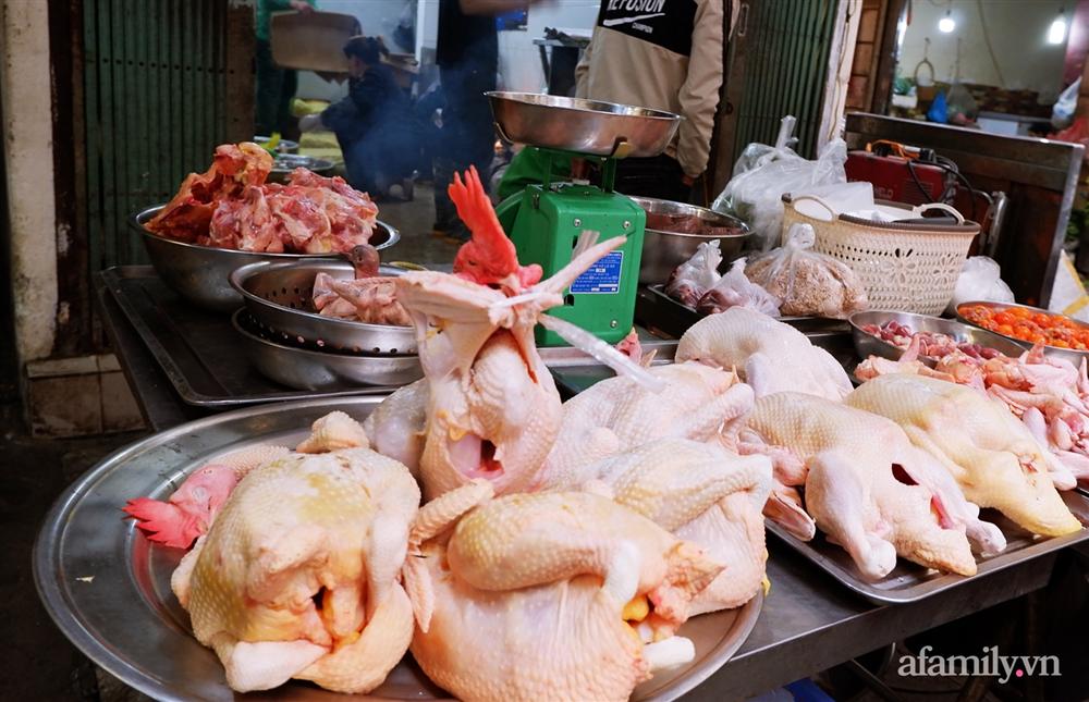 Thị trường đồ lễ ông Công ông Táo sôi động, đồ cúng hàng mã giữ nguyên giá nhưng thực phẩm, hoa quả tăng giá 30%-11