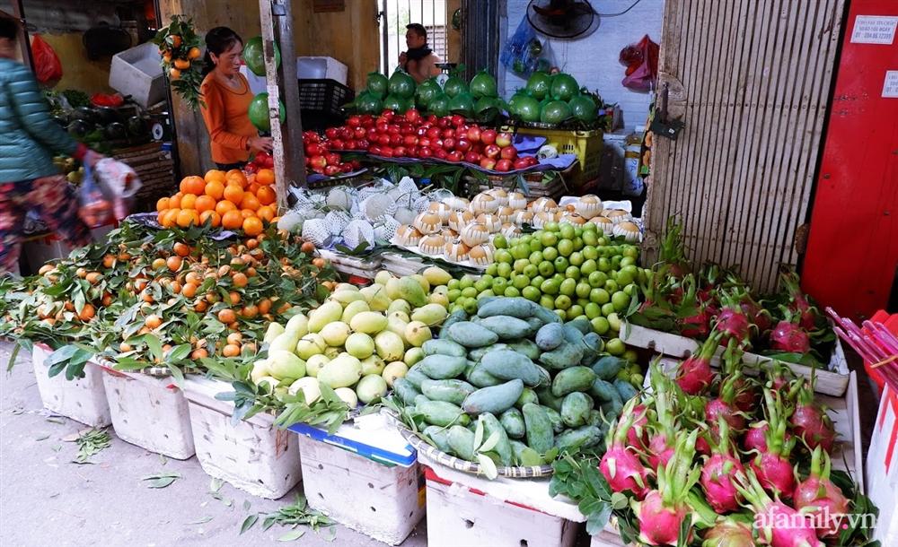 Thị trường đồ lễ ông Công ông Táo sôi động, đồ cúng hàng mã giữ nguyên giá nhưng thực phẩm, hoa quả tăng giá 30%-13